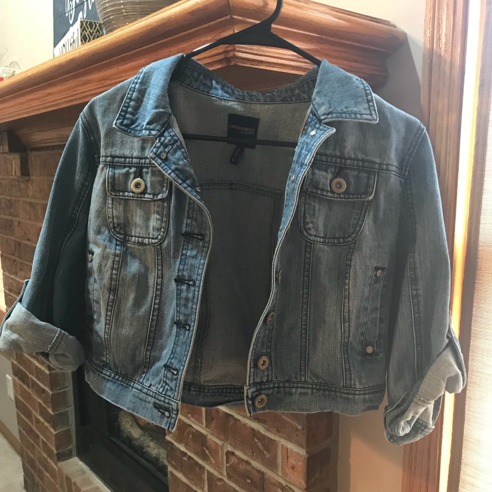 Women’s cropped denim jacket. Size large
